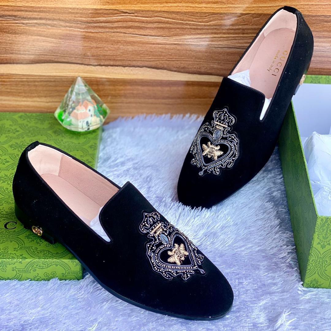 Gucci Velvet Bee Heart Crest Embellished Loafers (Black / Dark Navy) thumbnail 2