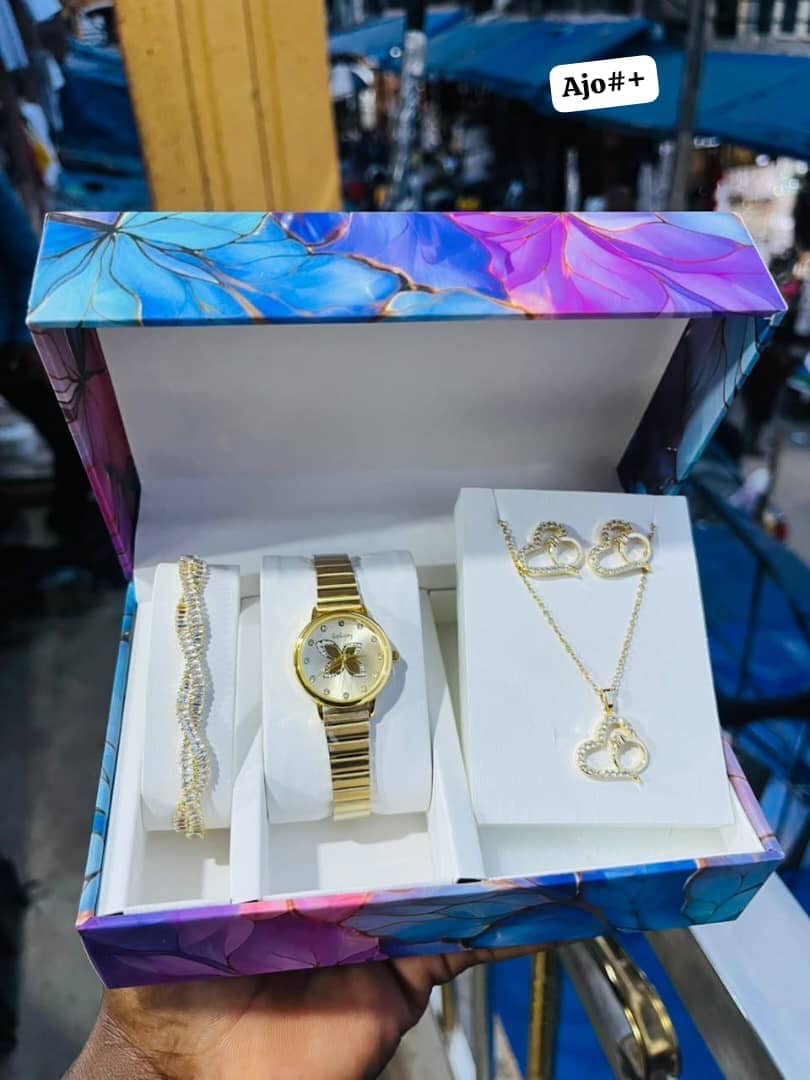 Naidu Oval Pebble Link Wristwatch