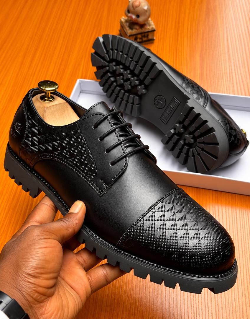 Men’s Black Textured Cap-Toe Derby Shoes – Smart-Casual Lug Sole Lace-Up Oxfords