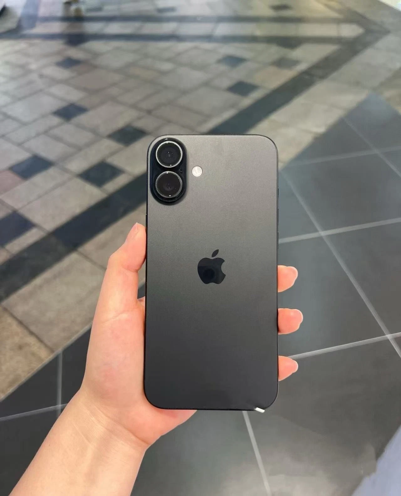 Direct Uk Used Apple Iphone 16 Pro (Esim Carrier Locked) — 128Gb, 256Gb, 512Gb, 1Tb | Very Good Grade B thumbnail 2
